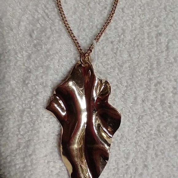 Long goldtone modern leaf necklace 🌿🍀 - Picture 3 of 5